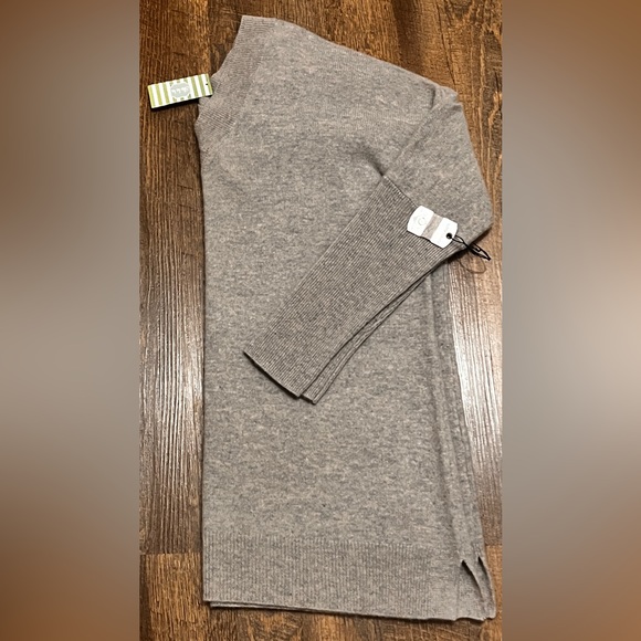 NWT•Subtle Luxury •100% Cashmere Reversible Easy V-Neck Sweater• - Picture 4 of 11